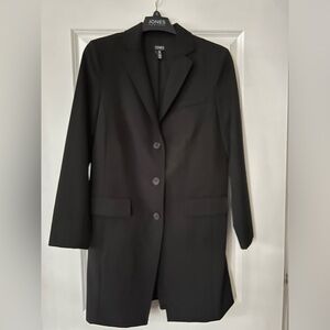 Jones New York long sleeve black blazer with button closure. Size 6 worn only 2x